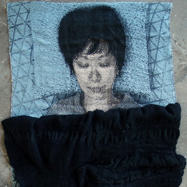 Oeuvre textile de l'artiste Yen-Yu Tseng exposé au centre d'art de La Sarre