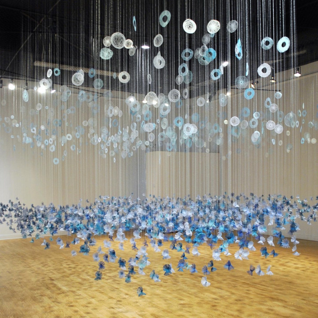 Des milliers de broderies suspendues dans le Centre d'art de La Sarre